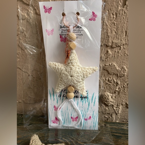HANDMADE CROCHET STAR KEYCHAIN NATURAL COLOR WOODEN BEADS - Picture 13 of 14